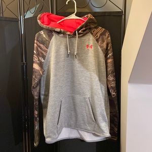 Medium Under Armour Camo armed and Pink hooded Hoodie